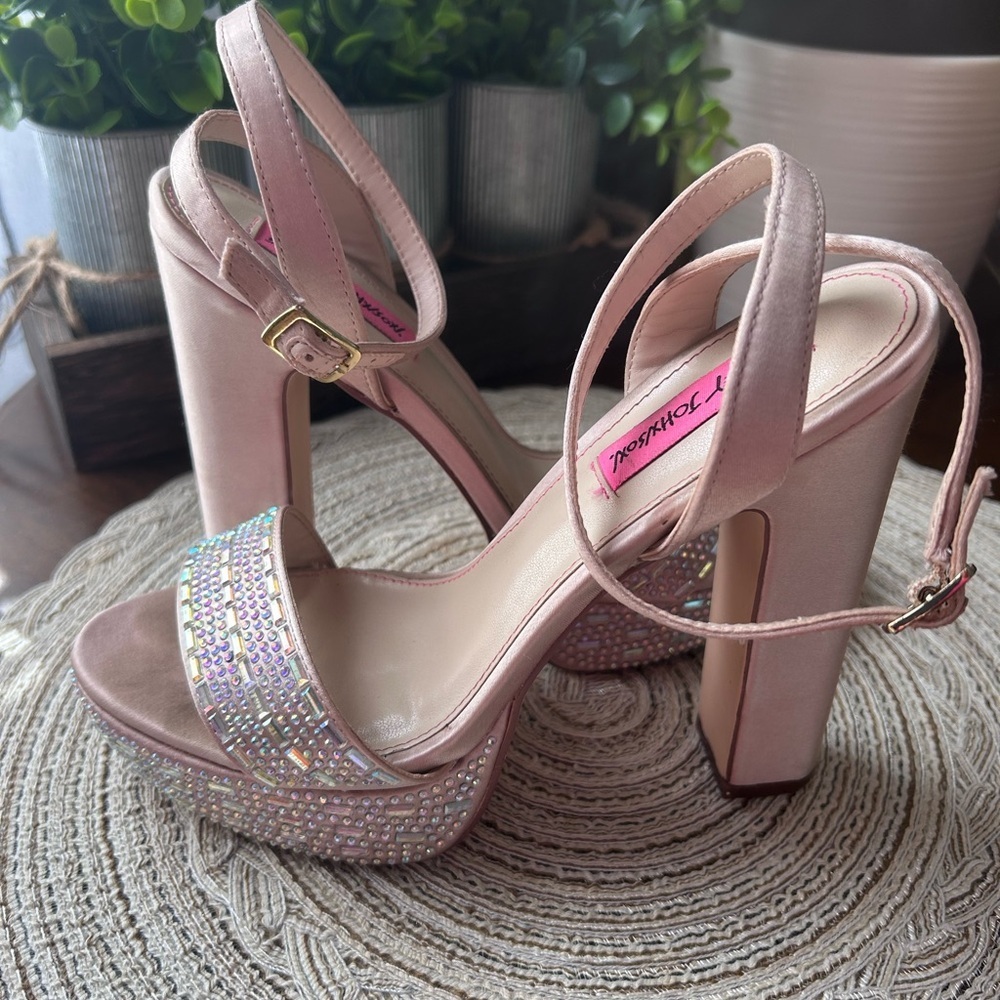Betsy Johnson Allie Elegant beige rhinestone satin Heeled Sandals sz 6.5 - Picture 5 of 5